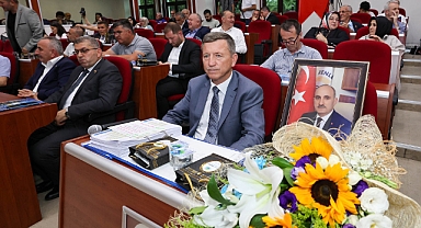 İlk mecliste yeri çiçeklerle süslendi.
