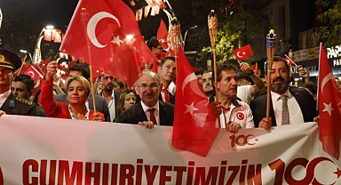 Cumhuriyet'in 100. Yılı Fener Alayı Yürüyüşüyle Kutlandı