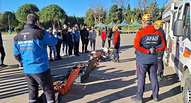  Sakarya Üniversitesi Öğrencilerine Çadır Kurma Eğitimi Verildi 