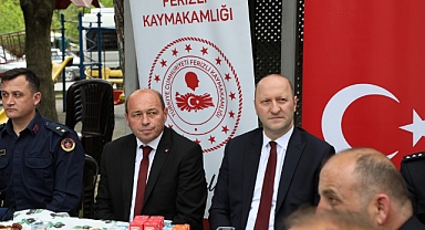 Ferizli'de Protokol Ve Halk Bayramlaştı