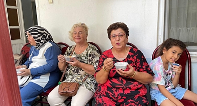 CHP Arifiye'de Aşure Dağıttı