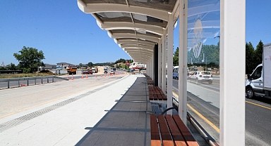 Metrobüs Hattı Duraklarının Montajı Başladı
