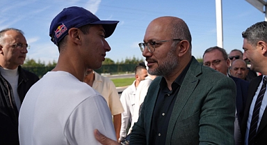 Dünya Şampiyonu Razgatlıoğlu’nu Çiçeklerle Karşıladılar 