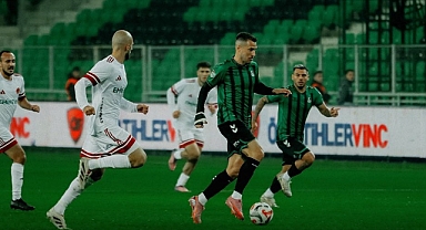 Sakaryaspor Son Nefeste Bir Puana Tutundu 