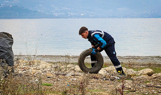 Sapanca Gölü Kıyılarında Temizlik Çalışması Sürüyor